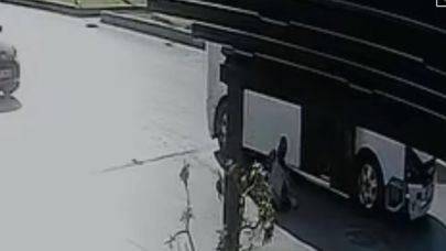 Kapısı açık hareket eden minibüsten öğrenci düştü