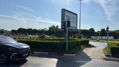 Antalya’da korna sesleri yükseldi! Işıkların çalışmaması kavşağı kilitledi