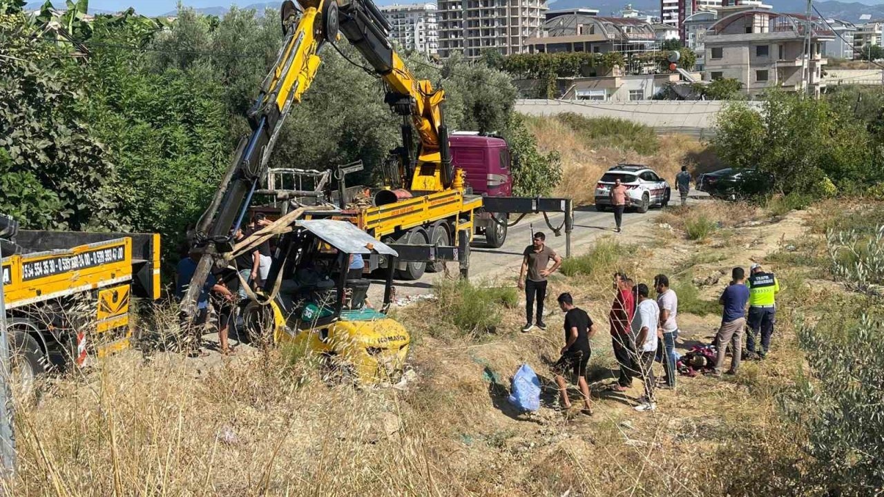 Antalya’da devrilen forkliftin altında kalan sürücü hayatını kaybetti