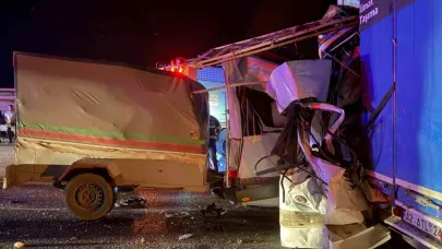 Tarım işçilerini taşıyan minibüs tıra arkadan çarptı: 3 ölü, 16 yaralı