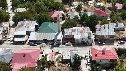 90 yaşında 50 yıldır bakkal işletiyor: Köyün ’Garip Dedesi’ valiye türkü söyledi