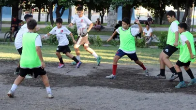Antalya- Muhtar, mahallesine futbol sahası kazandırdı