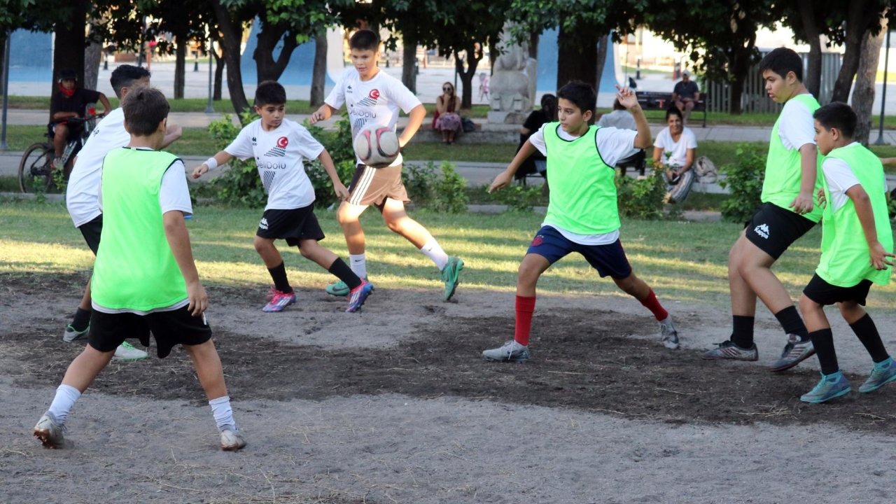 Antalya- Muhtar, mahallesine futbol sahası kazandırdı
