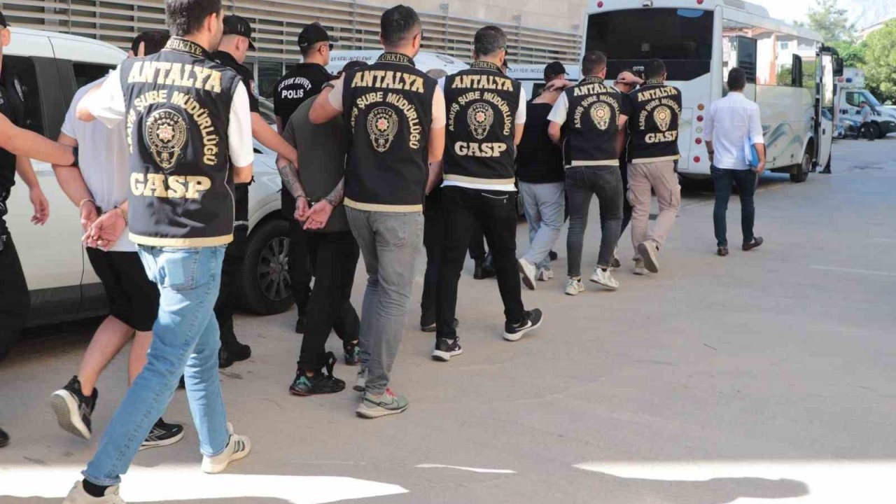 Antalya’da silahlı suç örgütüne eş zamanlı operasyon: 7 gözaltı