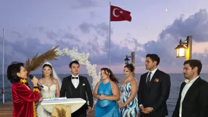 Okan Erman ile Eda Aysan iskelede gün batımında “Evet” dedi