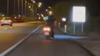 Böyle kaza görülmedi, motosiklet sürücüsü yol kenarındaki ‘çöp atma’ yazılı uyarı levhasına kafasını çarptı