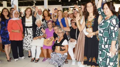 Ürettikleri kıyafetleri, üzerlerinde tanıttılar
