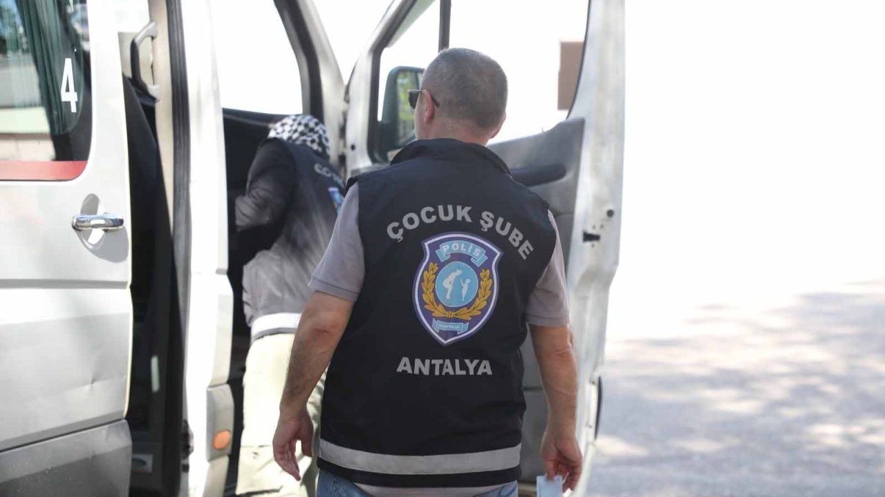 Antalya'da okul çevreleri ile servis araçları denetimi