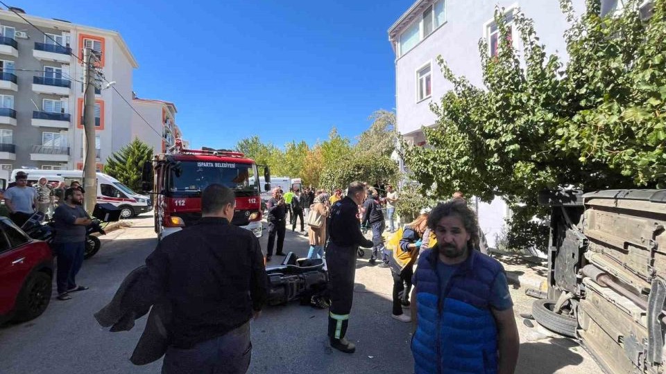 Isparta’da üç aracın karıştığı kazada 5 kişi yaralandı
