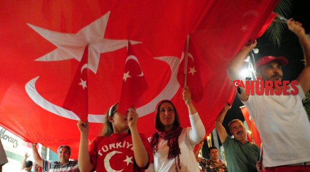 600 METRELİK BAYRAKLA KUTLAMA