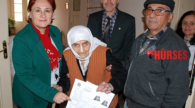 97 YAŞINDA KİMLİK BAŞVURUSU YAPTI