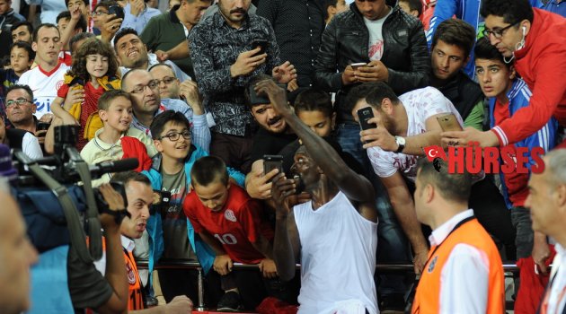 ADEBAYOR’DAN SELFİE
