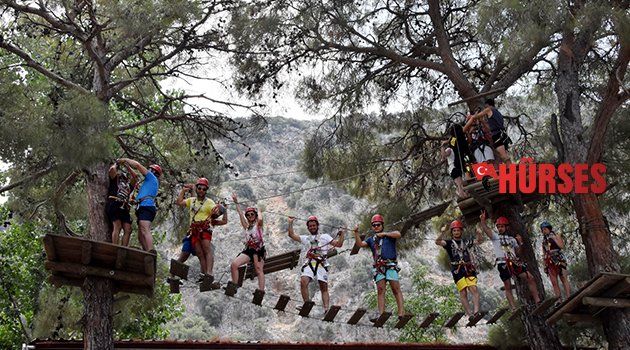 Ağaçlar arasında zipline heyecanı