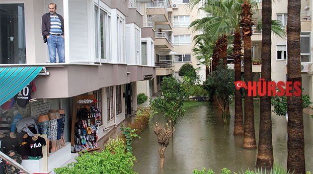 Alanya'da işyerlerini su bastı