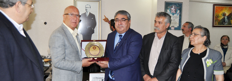 Alevilerden Subaşı&#8217;na Plaket
