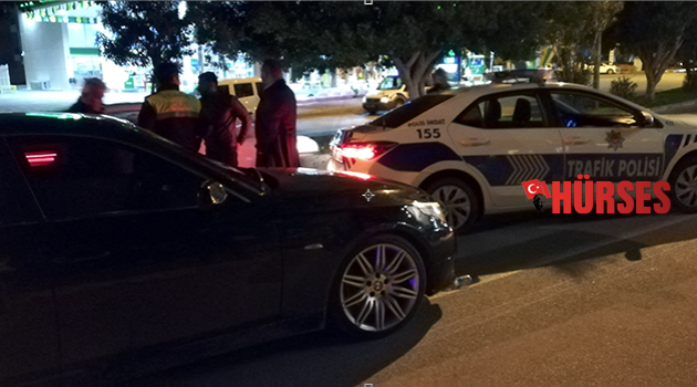 Alkollü sürücü polise çarptı