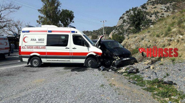 AMBULANSLA MİNİBÜS ÇARPIŞTI