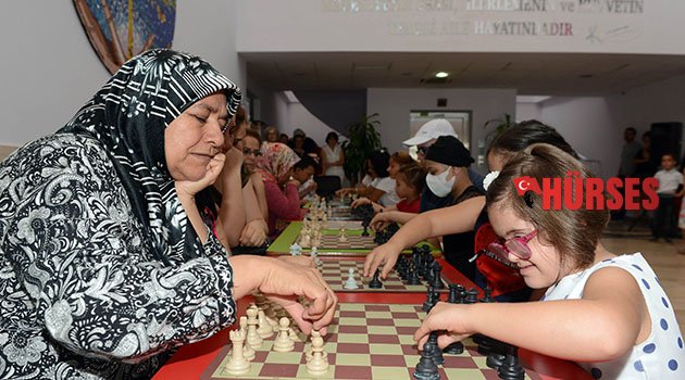Anneleri ile satranç oynadılar