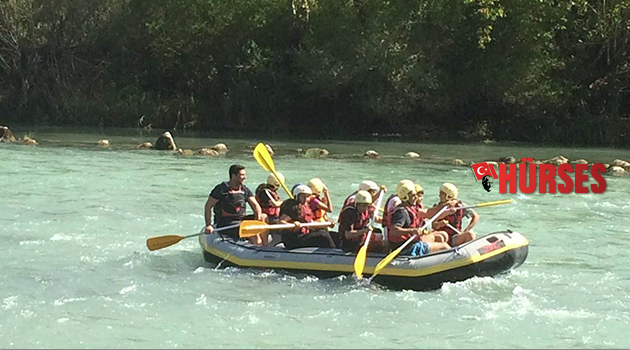 Antalya polisinden öğrencilere rafting