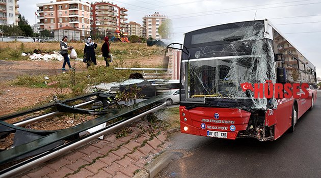 ANTALYA'DA HALK OTOBÜSÜ DURAĞA ÇARPTI: 4 YARALI