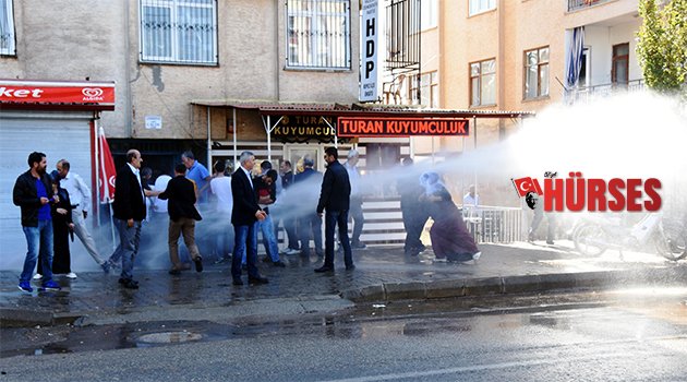 ANTALYA'DA İZİNSİZ GÖSTERİYE POLİS MÜDAHALESİ