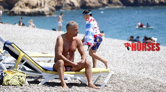 ANTALYA'DA OY VEREN SAHİLE KOŞTU