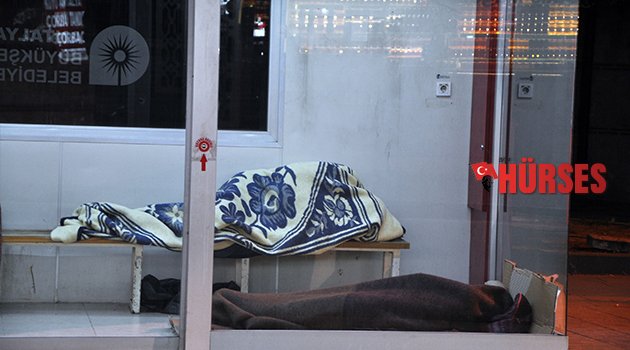 ANTALYA'DA SOĞUK HAVA EVSİZLERİ VURDU