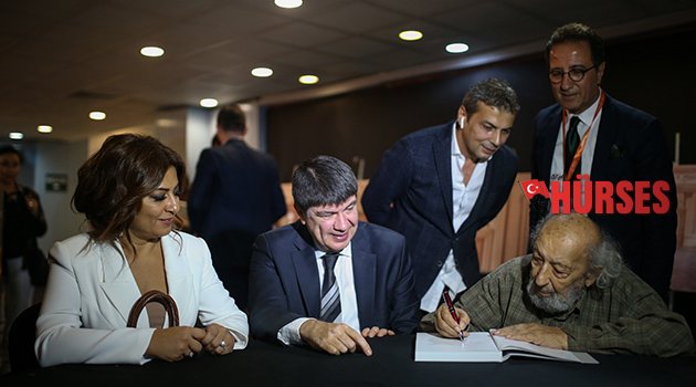 Ara Güler, Türel'e kitabını hediye etti