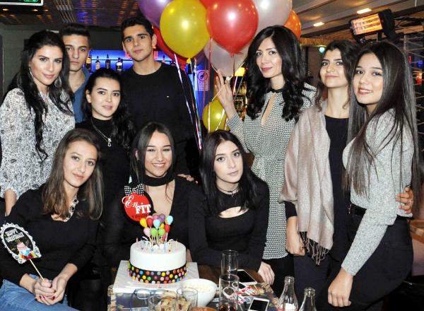 Arkadaşlarıyla 18'inci Yaşını Kutladı