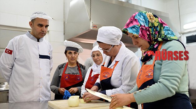 AŞÇILIK ÖĞRENCİLERİ YEMEK PİŞİRDİ