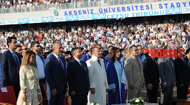 AÜ’DE MEZUNİYET COŞKUSU