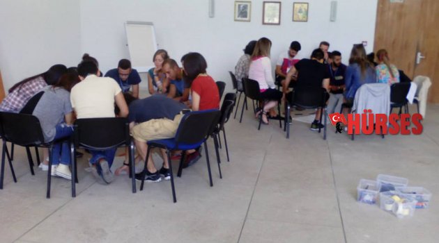 AÜ GENÇLERE FIRSAT SUNUYOR