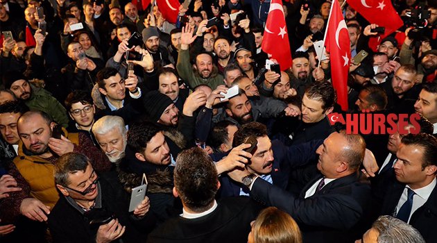 BAKAN ÇAVUŞOĞLU’NA ALMANYA’DA COŞKULU KARŞILAMA