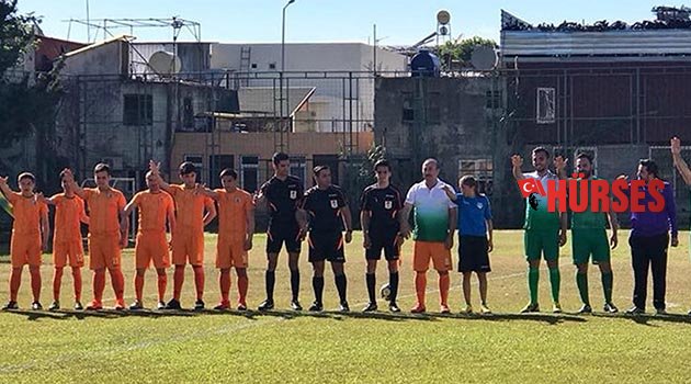 Bakan Çavuşoğlu öğrencilerle futbol oynadı