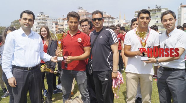BAŞARILI TAKIMLARA ÖDÜLLERİ VERİLDİ