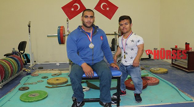 BAŞARIYA DOYMUYORLAR
