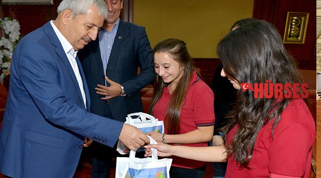 BAŞKAN ÇETİNKAYA'YA ANLAMLI HEDİYE