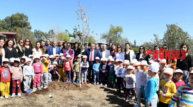 BAŞKAN MİNİKLERLE FİDAN DİKTİ