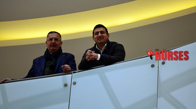 BAŞKAN ÖZTÜRK TESİSLERİN BALKONUNDAN SESLENDİ: