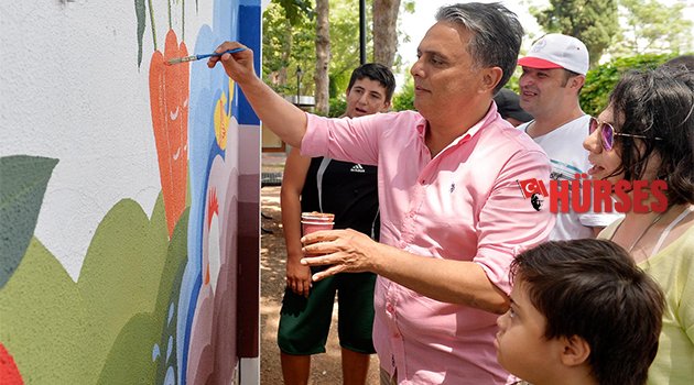 BAŞKAN ÜMİT UYSAL ÇOCUKLARLA DUVAR BOYADI