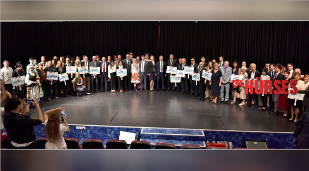 Başkan Uysal’a Türk bayrağı rozeti