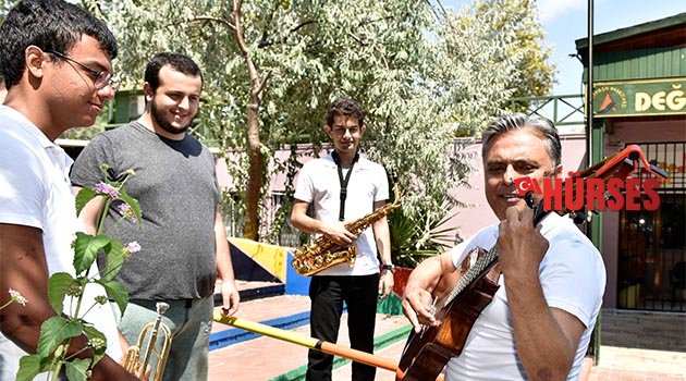 Başkan Uysal, genç müzisyenlerle bir arada