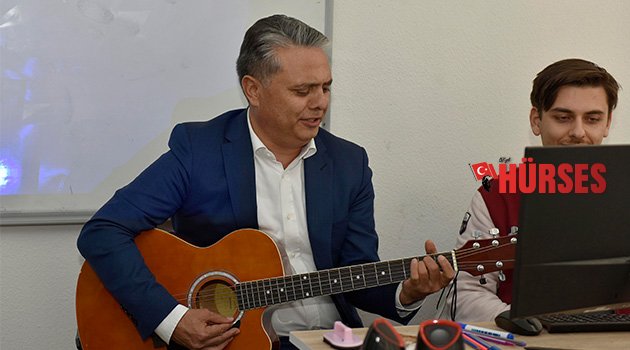 Başkan Uysal, gençlerle gitar çaldı