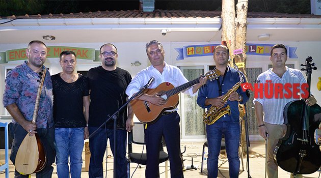 BAŞKAN UYSAL GİTARIYLA SAHNEDE