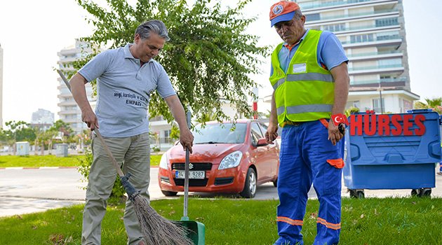 Başkan Uysal sokakları süpürecek