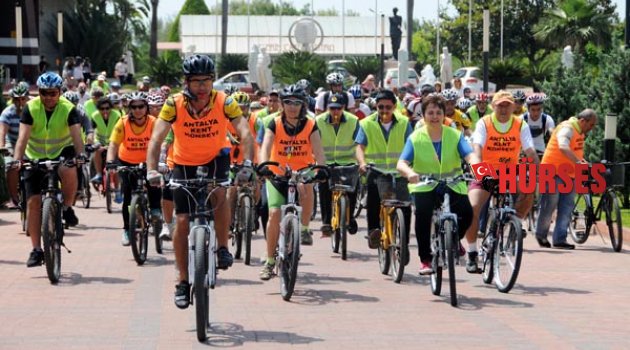 BİSİKLET YOLU İÇİN PEDAL ÇEVİRDİLER