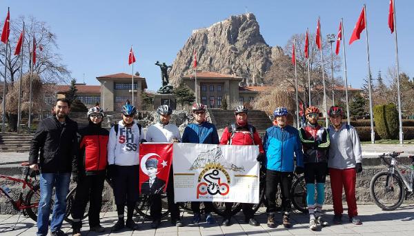 BİSİKLETÇİLER ŞEHİTLİKLERE PEDAL ÇEVİRDİ