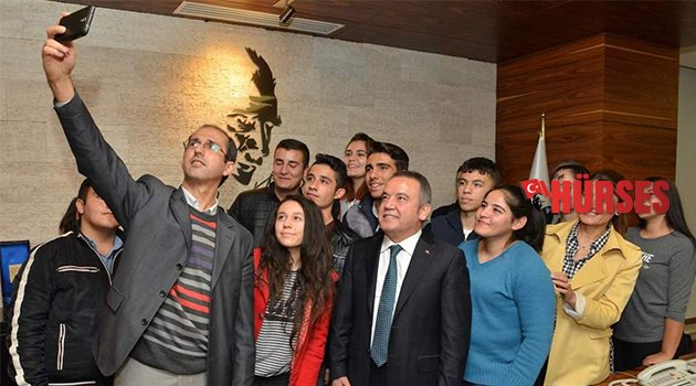 BÖCEK, GENÇLERLE BULUŞTU