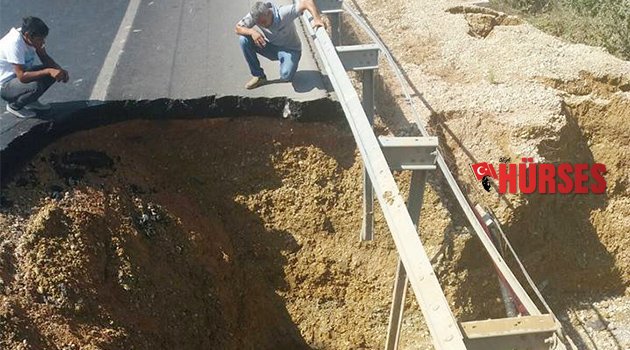 Boru patladı, yol çöktü