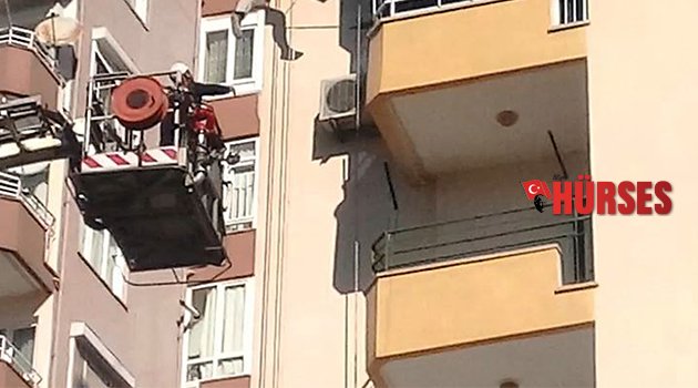 Boyacı, bina iskelesinde asılı kaldı